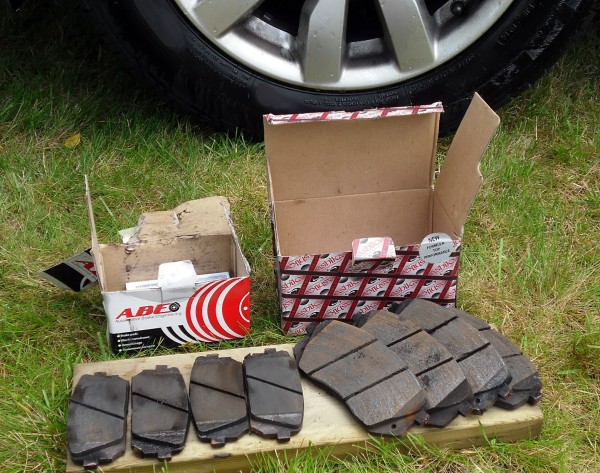 De gamla bromsbeläggen med 10 000 mil